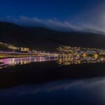 Ljósketan við kulørtu perunum er komin upp