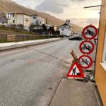 Fyrireikingararbeiði til asfaltering heldur fram á Vágsvegi