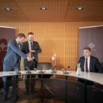 Samgongan slær egin orð upp í glens