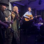 Annika Hoydal við tónleikabólki til Ljósfestina í Vági