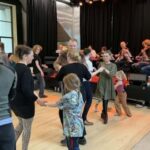 Fólkadansur – familjudansur: børn og vaksin dansa saman